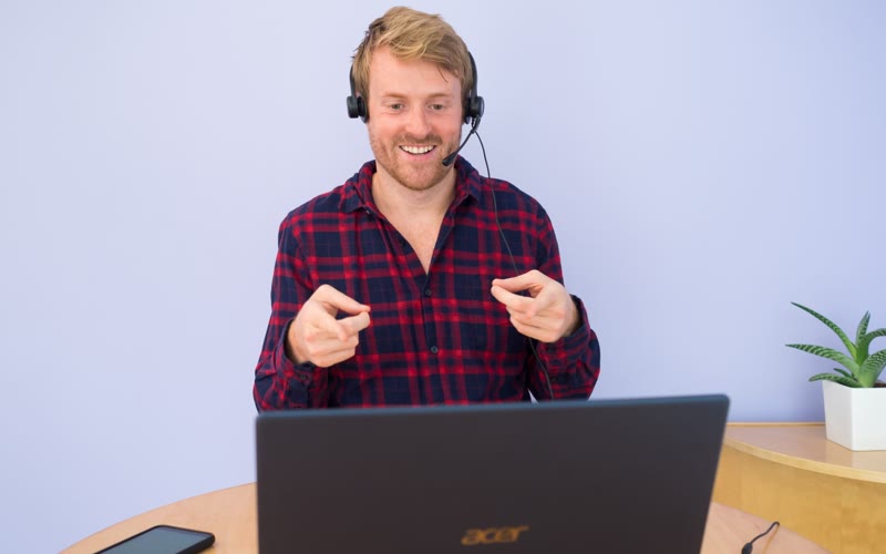 Profesor de inglés con auriculares en una clase online en directo