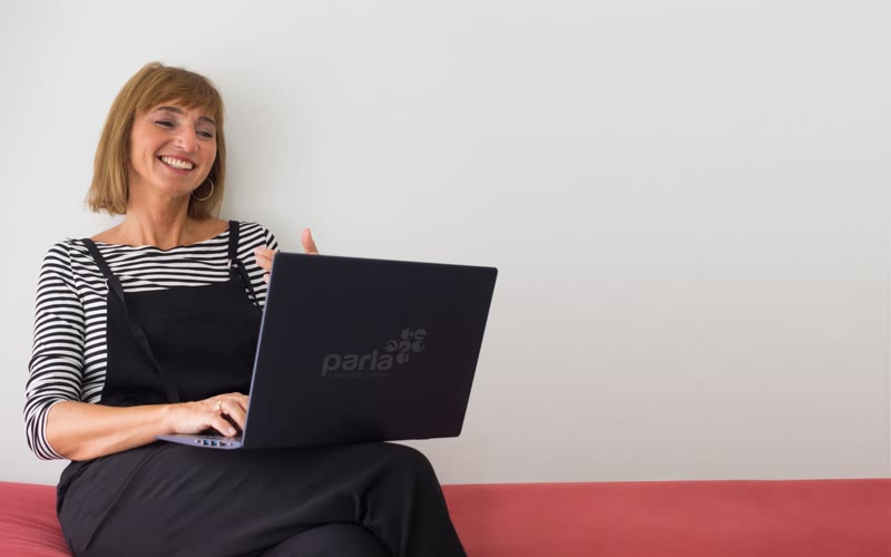 Alumna en una clase individual de español online con su portátil